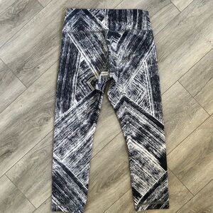 Lululemon Wunder Under Crop II *Full-On Luon
Heat Wave White Black